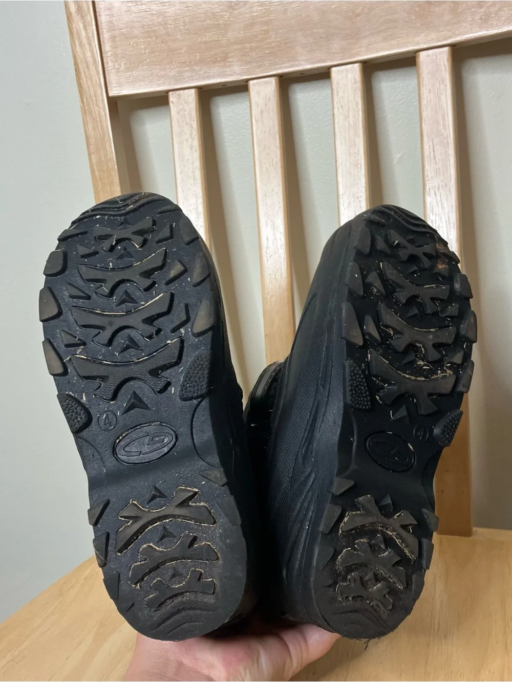 Kids black snow boots size 4 youth